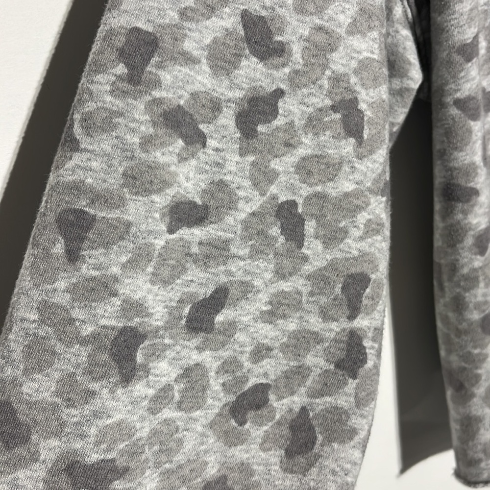 Aerie Grey Leopard Print Raw Hem Oversized Pullover Sweater Size S - Picture 4 of 8